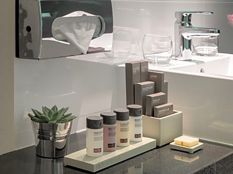 DOUBLE DELUXE (2 ad)