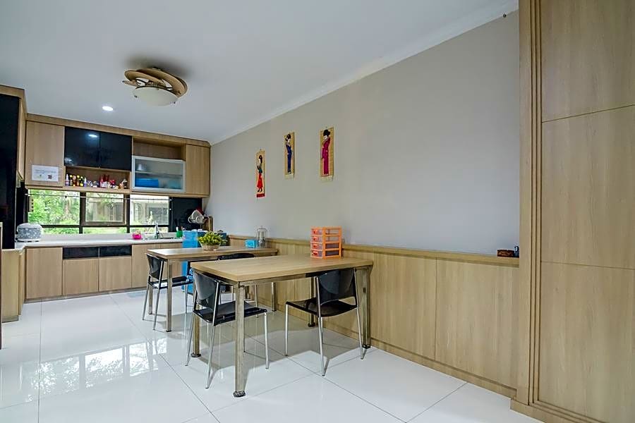 RedDoorz Plus near Lippo Cikarang Mall 2