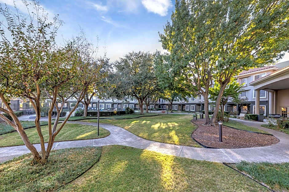 La Quinta Inn & Suites by Wyndham Dallas Dfw Airport North