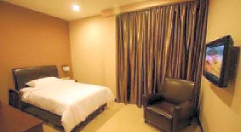 Capital O Rail Hotel