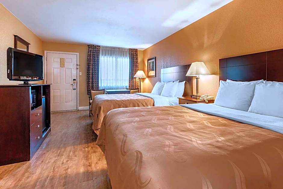 Quality Inn Russellville I-40