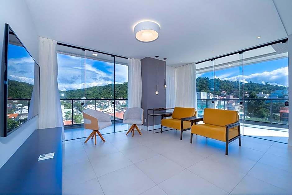 Adra 306 - Excelente Cobertura Duplex - Centro/Bombinhas- Rooftop com Piscina - À poucos metros da praia - (Consultar serviços de roupas de cama e banho)