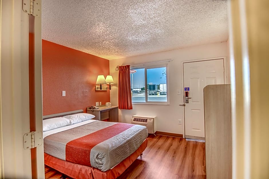 Motel 6 Stockton, CA - Charter Way West