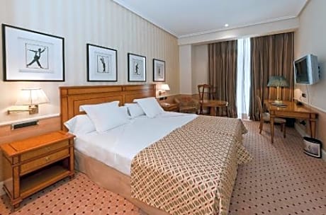 Family Room (2 Adults + 1 Child)