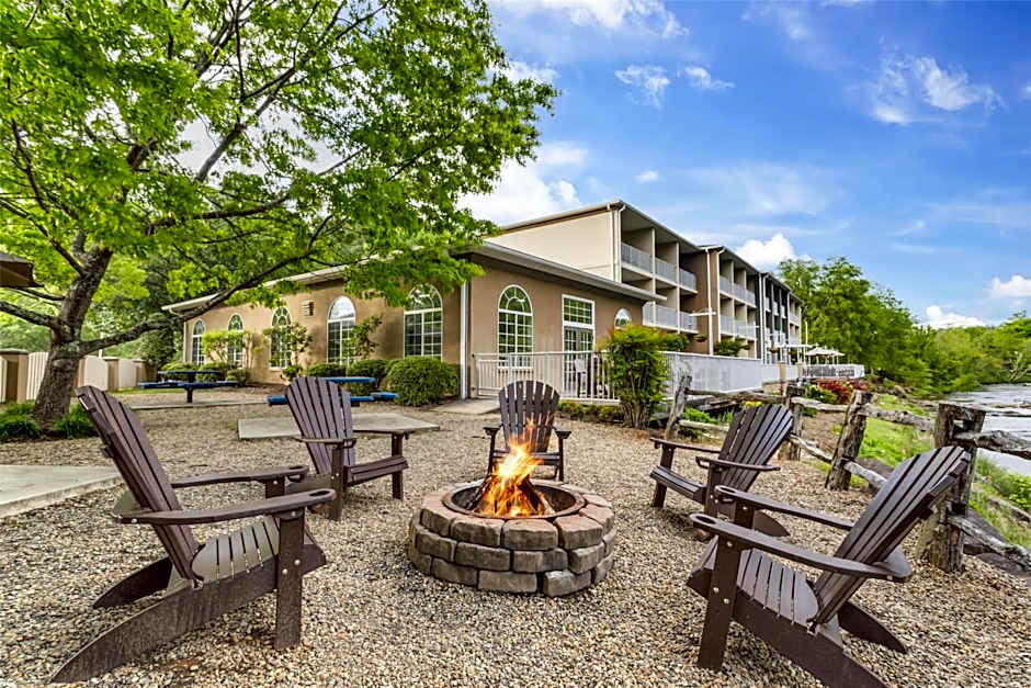 Best Western Plus River Escape Inn & Suites