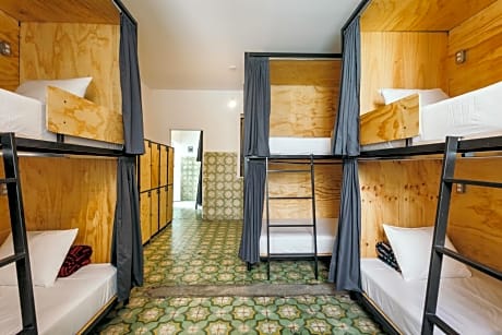 Single Bed in Mixed Dormitory Room