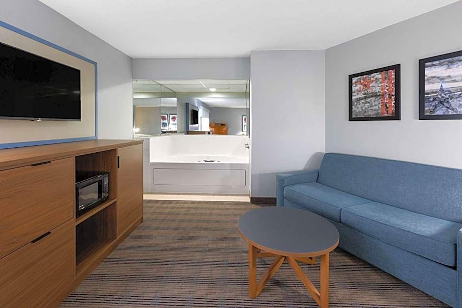 AmericInn by Wyndham North Branch