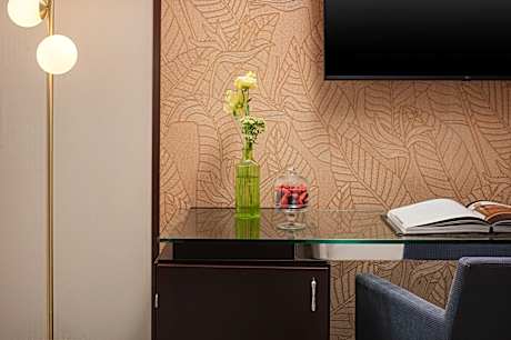 Family Connecting Room (3 Adults + 1 Child)