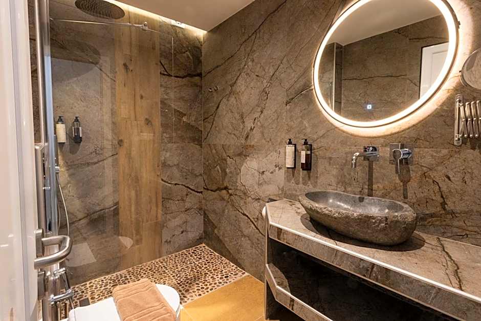 Royal Hotel and Suites