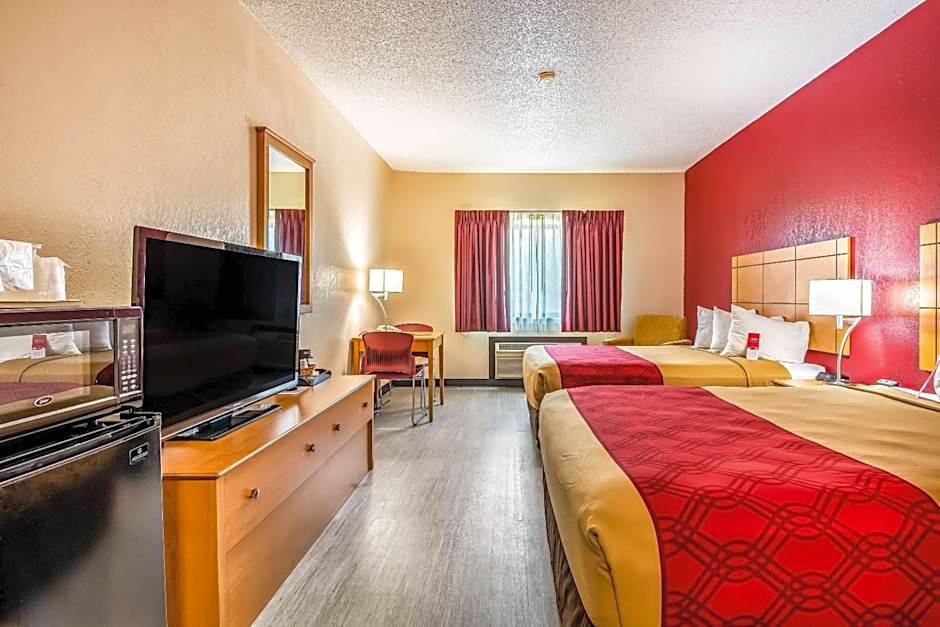 Econo Lodge Topeka at Wanamaker