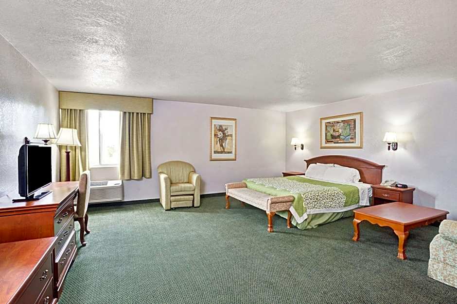 Days Inn & Suites by Wyndham Fullerton