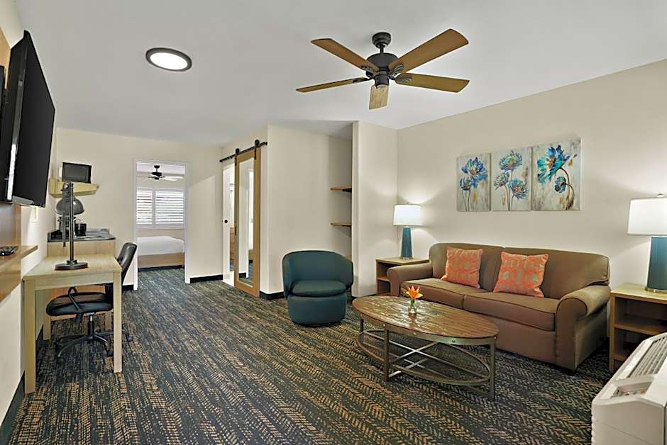 La Fuente Inn & Suites