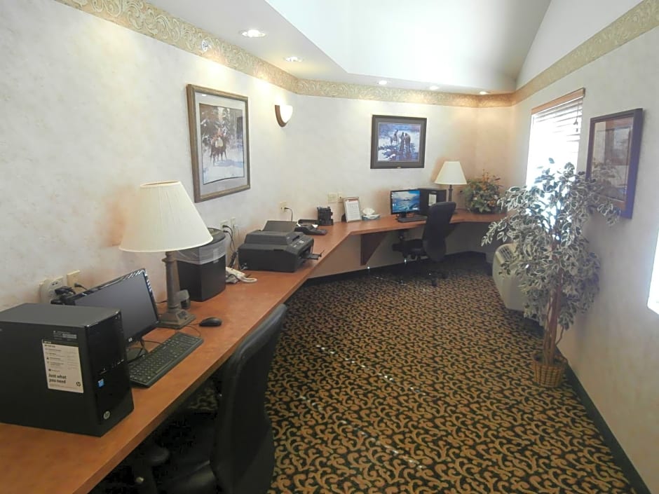 Holiday Inn Express Hotel & Suites Raton