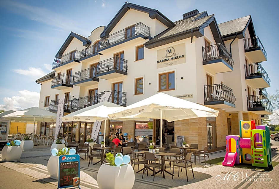 Marina Mielno z widokiem na jezioro