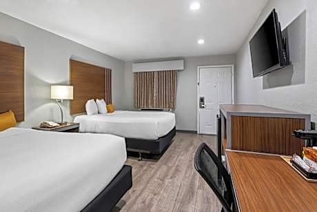 Quadruple Room with Two Queen Beds - Disability Access/Non Smoking