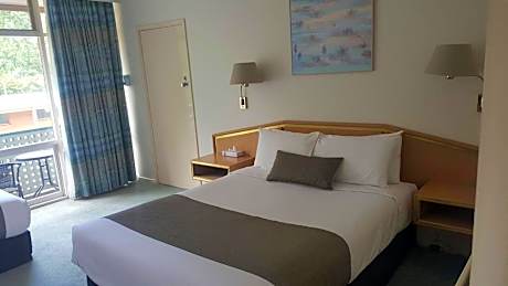 Deluxe Queen Room with Balcony - Non-Smoking