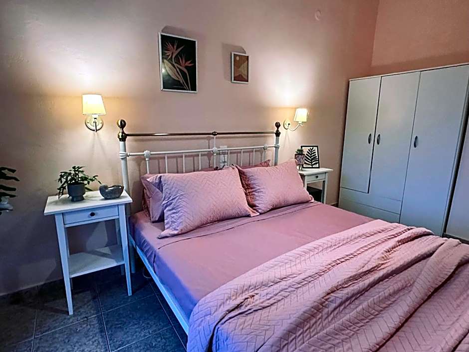 Royal Jelly Suites - Renovated Suites with Pool Just 5 Minutes walk from the Beach By Villa Mana Gers