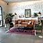 8 Rooms Hotel