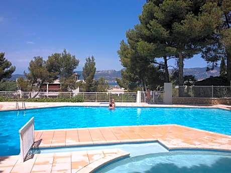 Au cœur du port de Saint-Mandrier, piscine, tennis, charme et confort