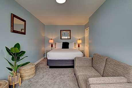 Partial Ocean View Queen Suite with Jetted Tub