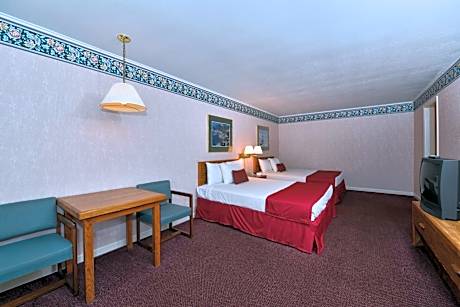 Queen Room with Two Queen Beds - Pet Friendly