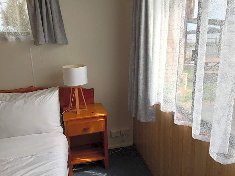 Regatta Point Tavern & Holiday Villas