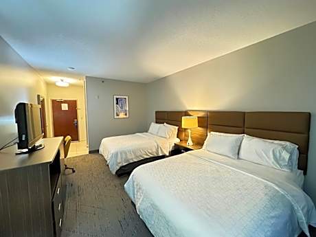 Standard Queen Room with Two Queen Beds and Tub - Mobility/Communications Accessible