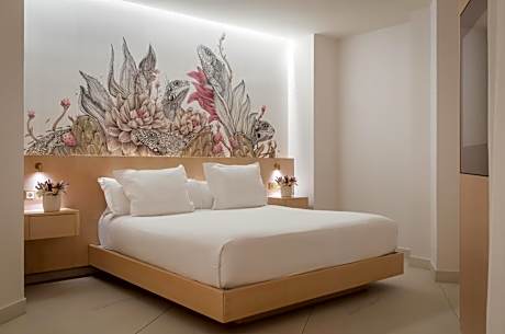 Deluxe Corner Room with Terrace