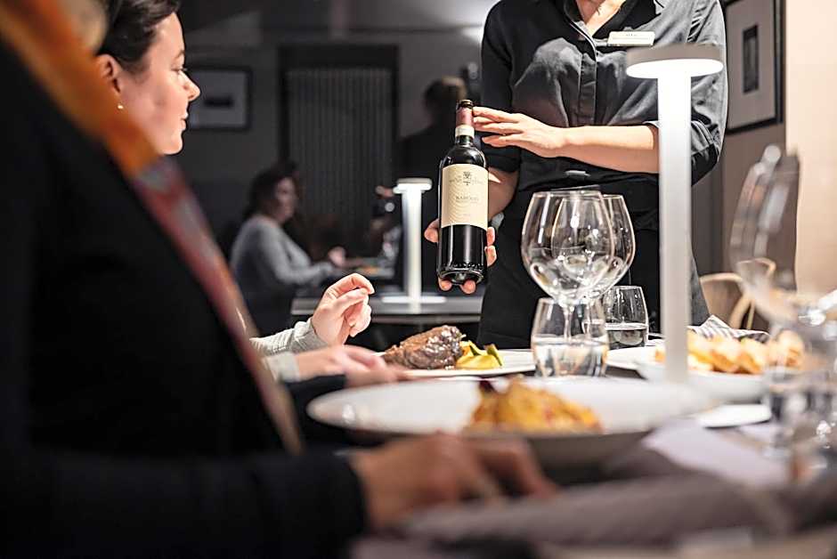 Uve Rooms & Wine Bar