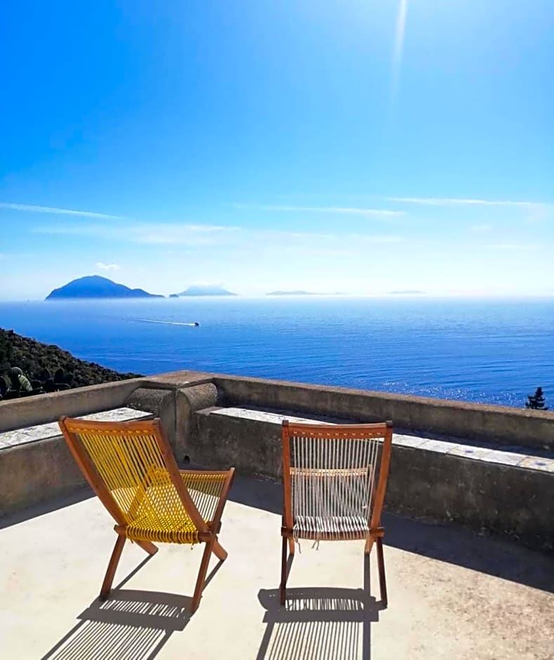 Alicudi Giardino dei Carrubi- al gradino 365