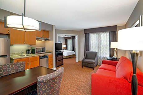Queen Suite with Tub - Mobility Access/Non-Smoking