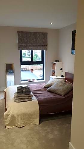 1 double guest bedroom in my home North Leeds