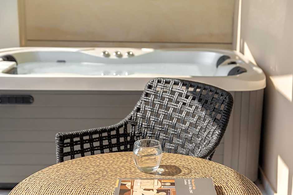 Macaris Suites & Spa