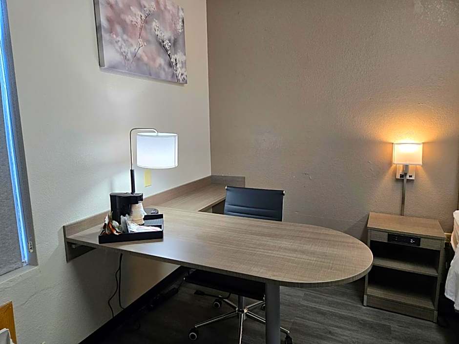 Red Roof Inn & Suites Hinesville