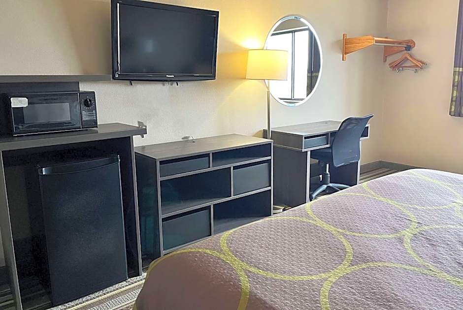 Super 8 by Wyndham Gas City Marion Area
