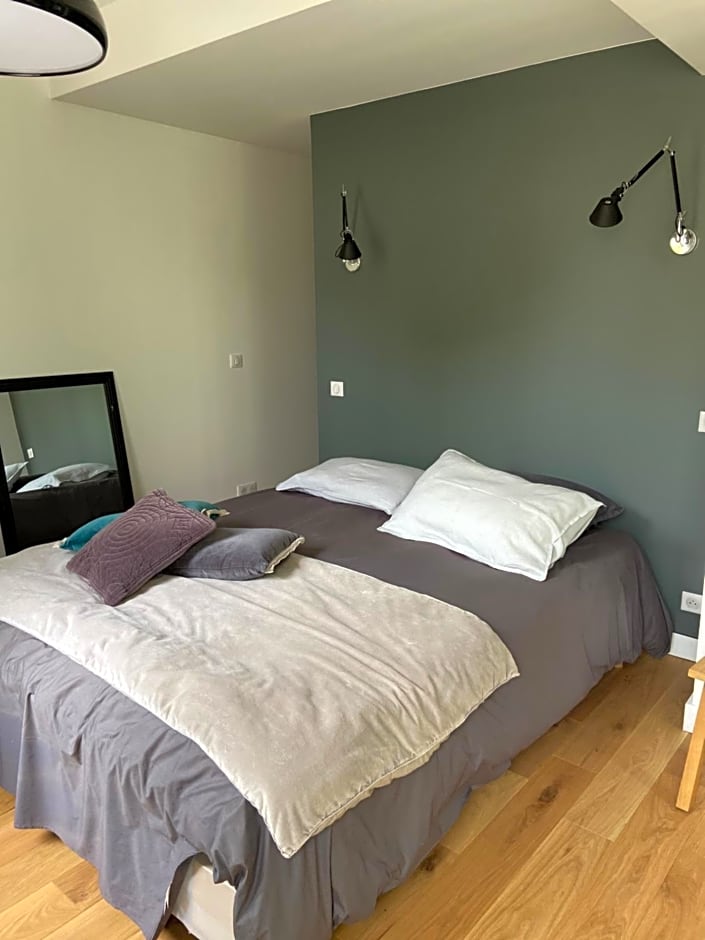 Cocon en lisière de forêt