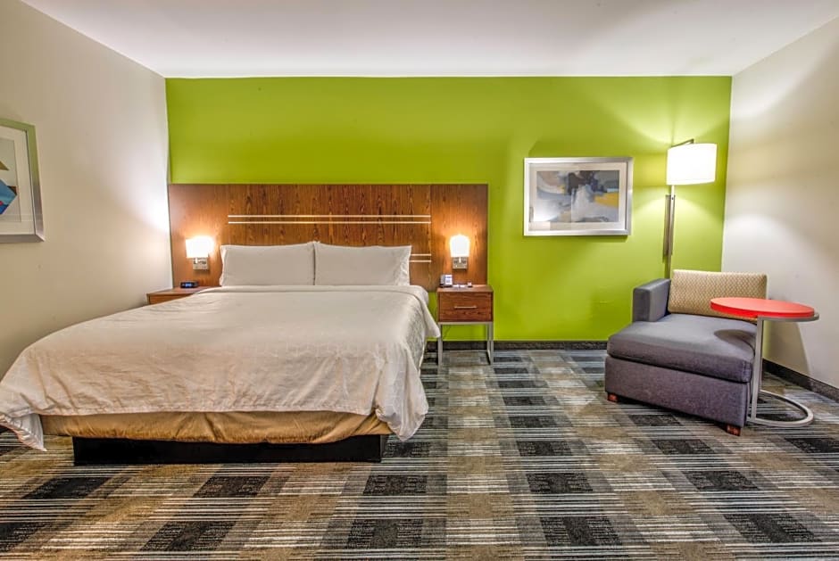 Holiday Inn Express & Suites Farmers Branch