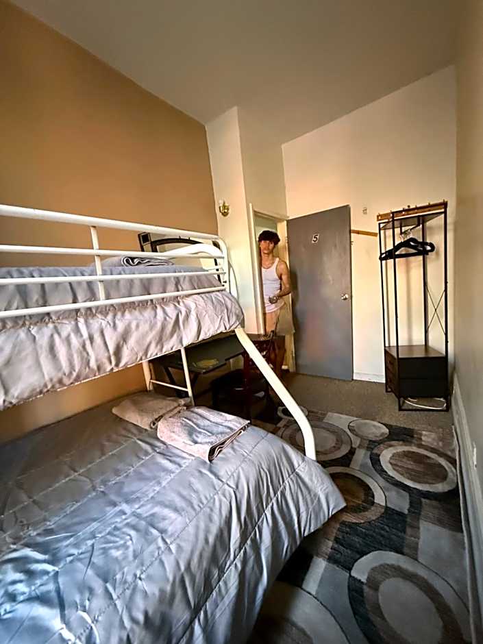 Macaw Guest House