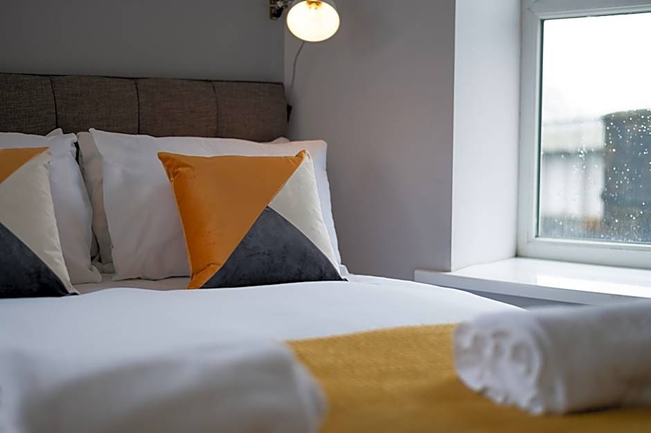 Contractor Base - Kitchen - Parking Included