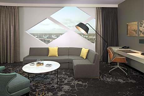 King Suite Airport View With Lounge Access