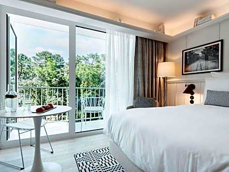 Executive Horizon King Suite with Double Sofa Bed and Sea View Balcony