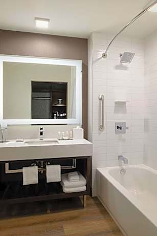 Guest room, 2 Queen, City view, High floor