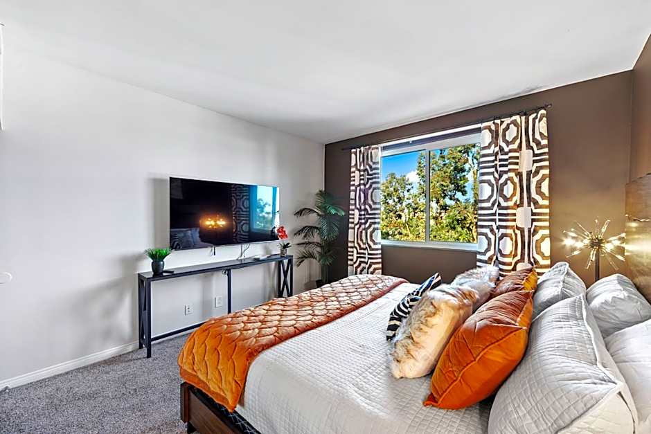 Beverly Hills 2 bed 2 bath Penthouse with Den and Parking 414