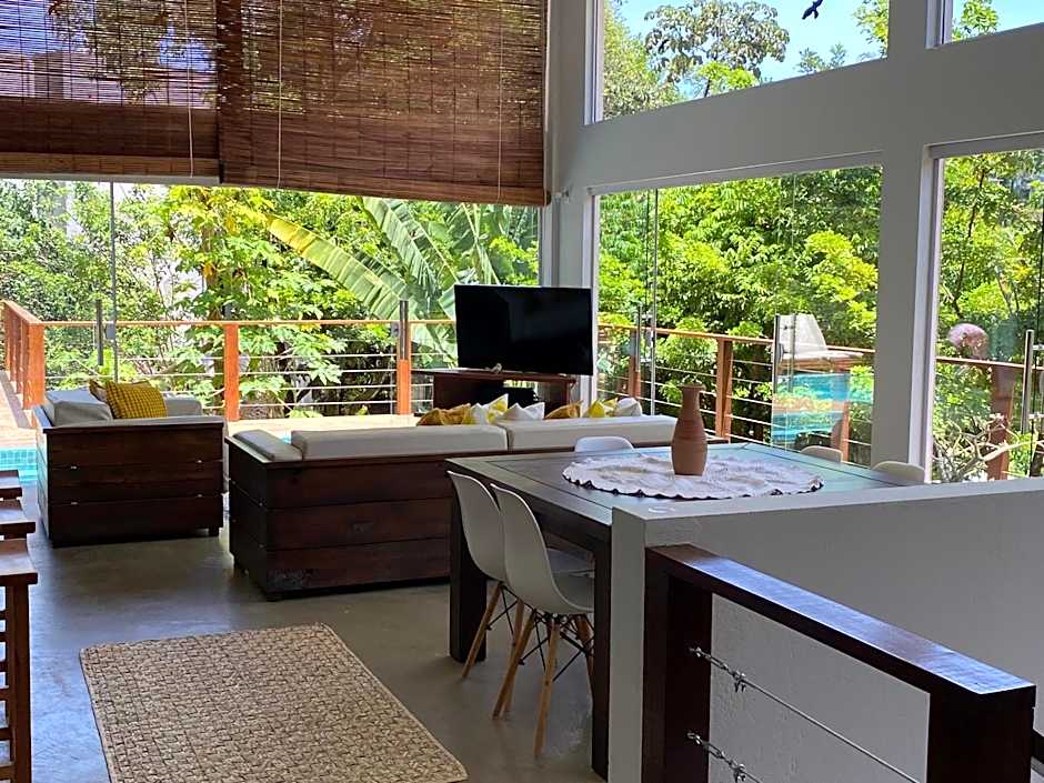 Casa com Piscina, 3 Suites, sala de estar e cozinha completa