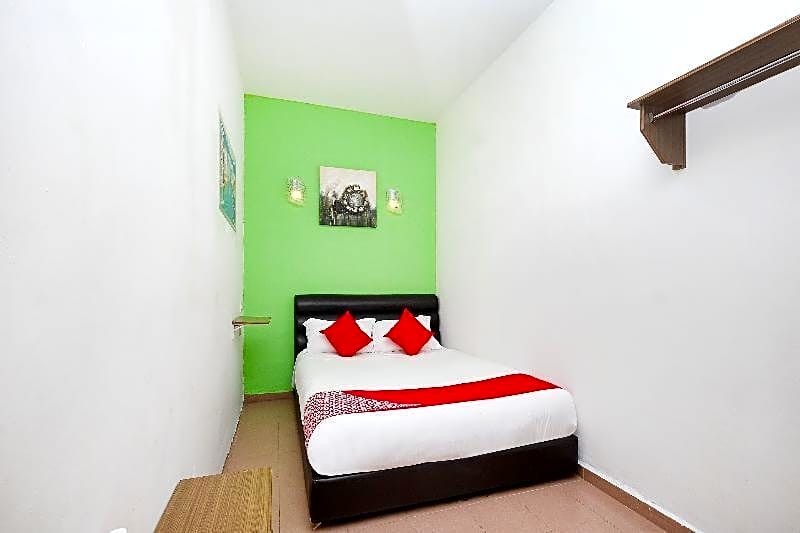 OYO 850 Gold Star Hotel