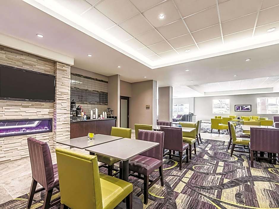 La Quinta Inn & Suites by Wyndham Cincinnati Sharonville