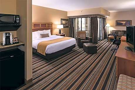 1 King Bed Studio Suite Pool View Non-Smoking