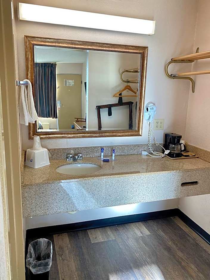 Motel 6 Marianna, FL