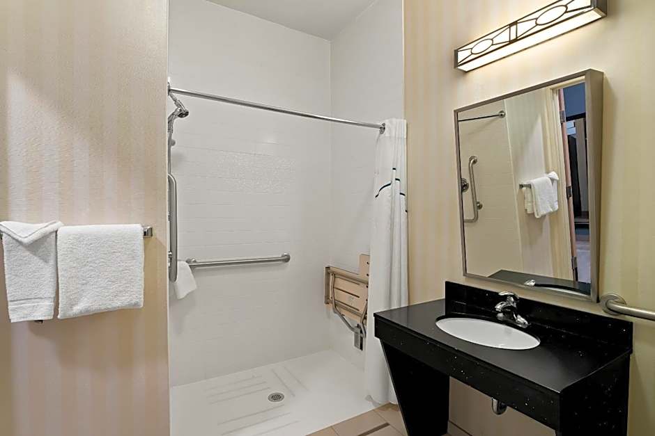 HomeTowne Studios by Red Roof East Lansing - Okemos