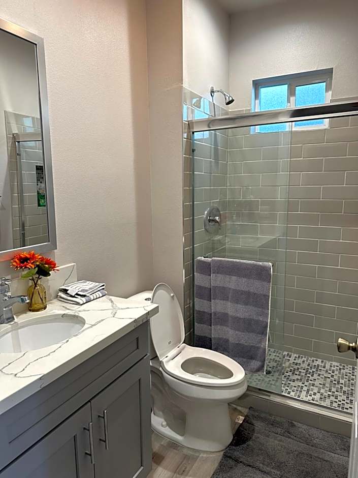 PRIVATE ROOM IN NEW APPARTMENT WITH FULL BATH